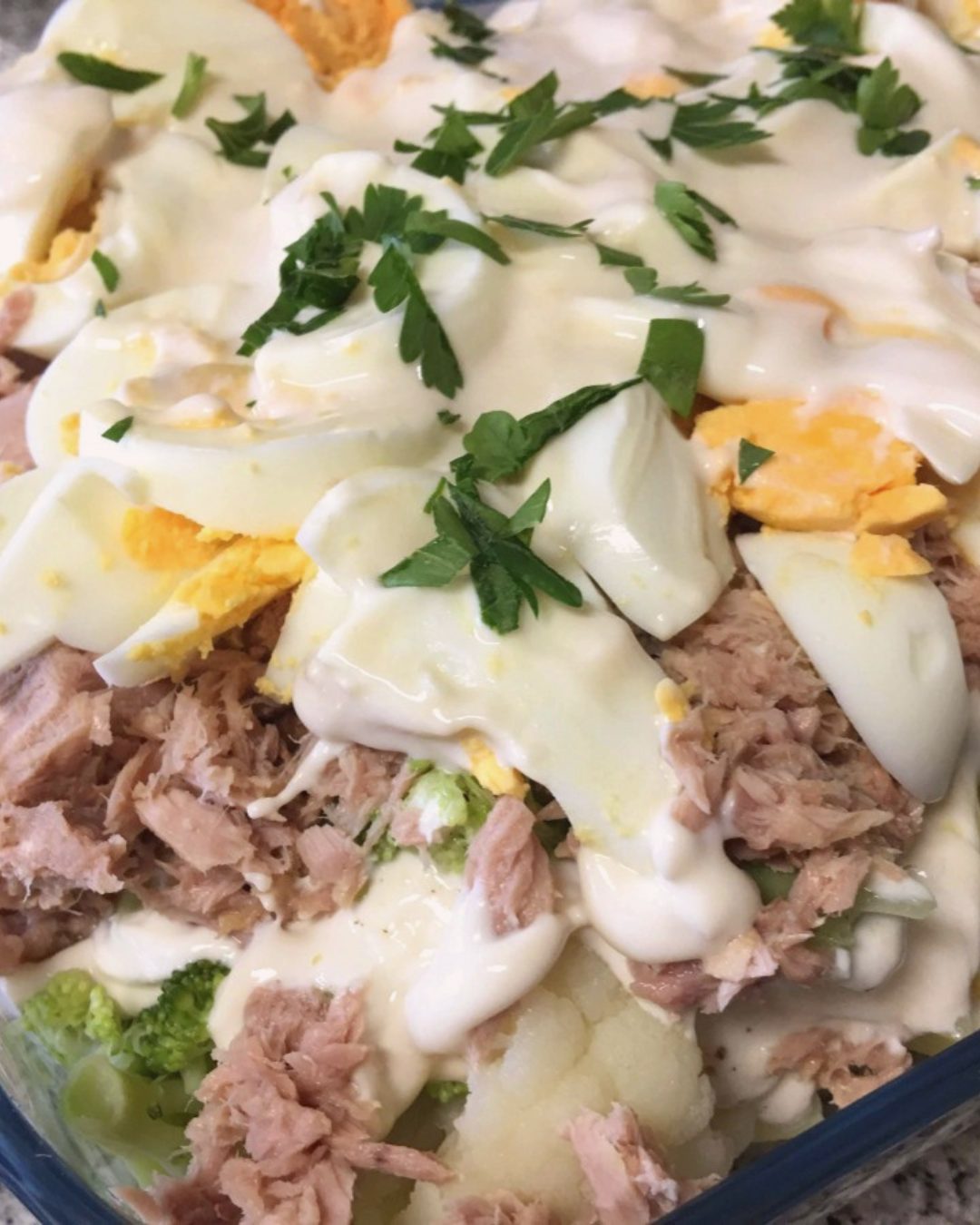 Salada morna de atum com molho de iogurte, uma das receitas do guia